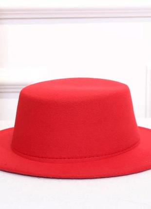 Стильная фетровая шляпа канотье