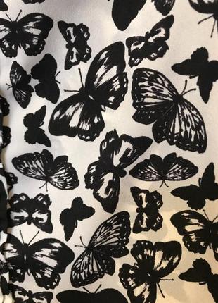 Очень красивая и стильная брендовая блузка в бабочках.
