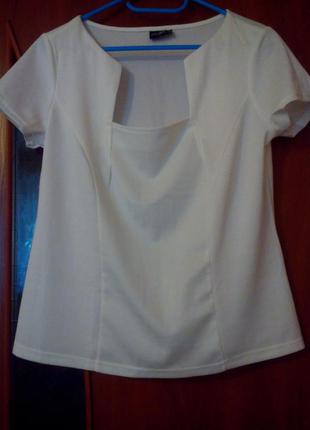 Легка блузка кольору айворі.
