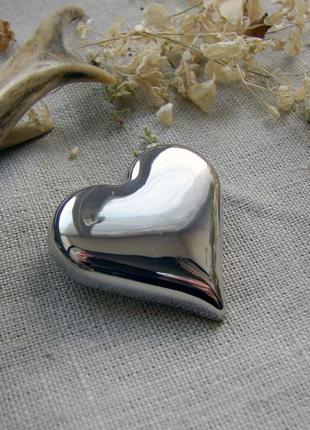 Элегантная брошь железное сердце в форме сердца. цвет серебро