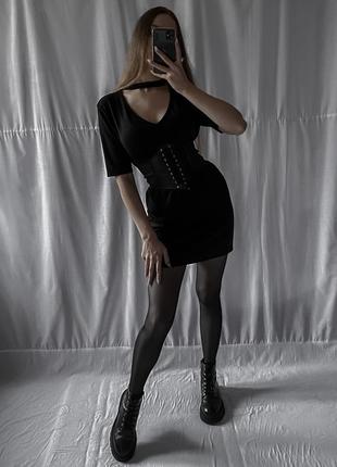 Невероятное черное платье прямого кроя с чокером
