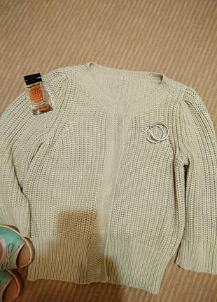 Укороченный свитер крупной вязки