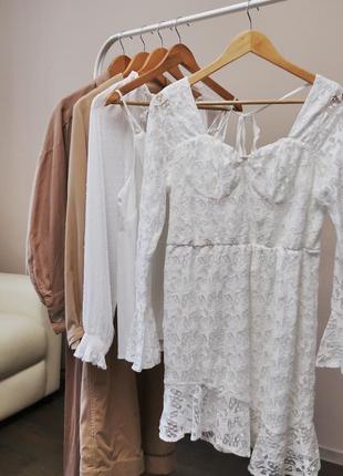 Нове асиметричне білу мереживну сукню-бюстьє з воланами / зірк...