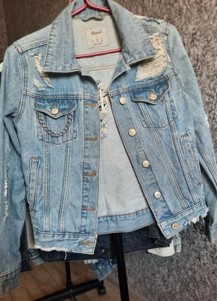 Джинсовая куртка с порваностями рваная джинсовка