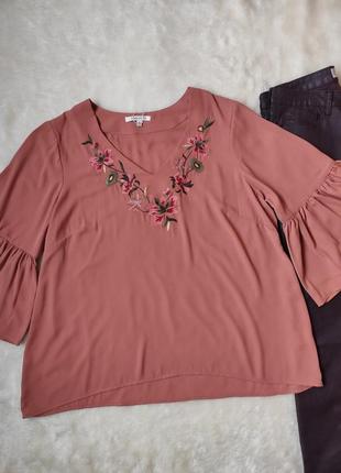 Розовая блуза с вырезом декольте цветочной вышивкой воланами ш...