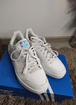 Базовые оригинальные белые кроссовки от adidas