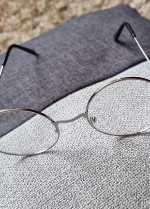 Стильні круглі окуляри зі сріблястою оправою