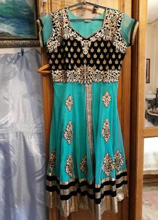 Бирюзовое индийское платье с золотистыми украшениями (возможен...