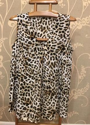 Очень красивая и стильная брендовая блузка интересной леопардо...