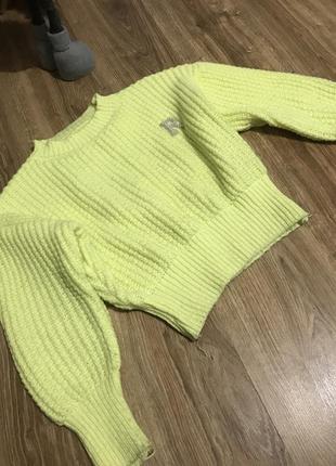 Крутезный свитер лимонного цвета укороченный