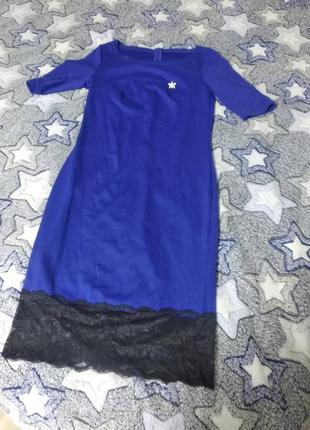 Сукня синього кольору з мереживом