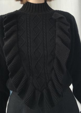 Черный укороченный свитер с рюшами