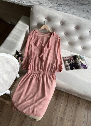 Персиковое платье с рюшами