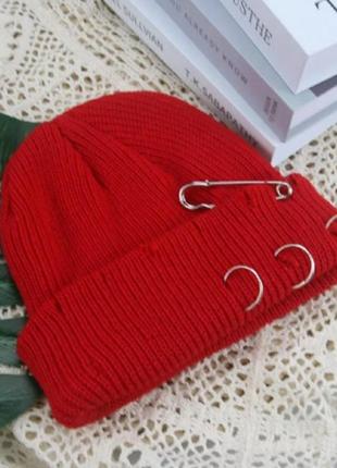 Короткая рваная шапка мини бини с заколкой красная.