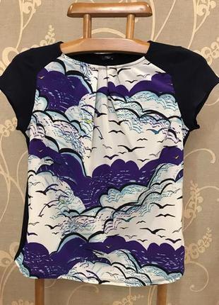 Очень красивая и стильная брендовая блузка с рисунком спереди.