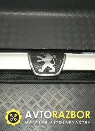 Решетка радиатора с значком Пежо на Peugeot Boxer 2002-2006 год