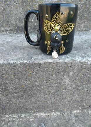 Чорная чашка з золотым декором из полимерной глины