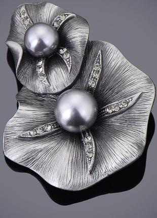 Изысканная брошь серебряный цветок