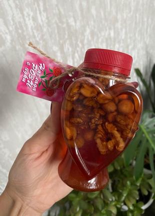 мед из розы орехами ореховое ассорти форма сердца день Валентина