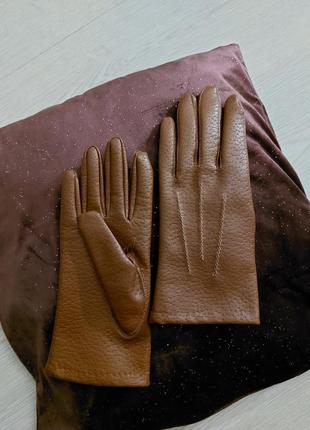 Перчатки коричневые короткие кожзам