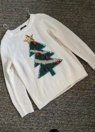 Праздничный новогодний белый свитер с елкой с помпонами с коло...