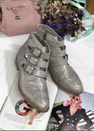 Серые серебряные ботинки с ремешками