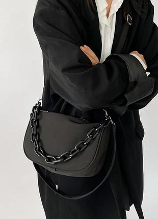 Чорна сумочка з ланцюжком і двома ремінцями