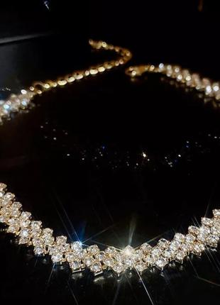 Вечернее ожерелье -чокер с белыми кристаллами.