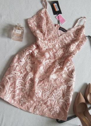 Розовое облегающее  платье с кружевной вышивкой!