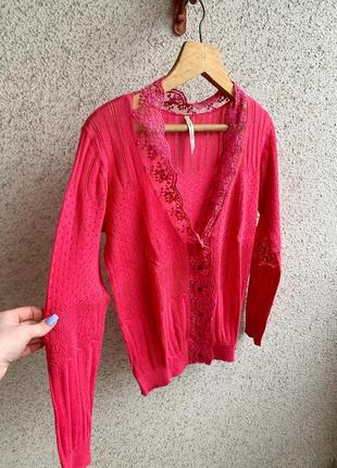 Розовый свитер со вставками из кружева