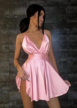 Розовое короткое шёлковое платье с открытой спиной