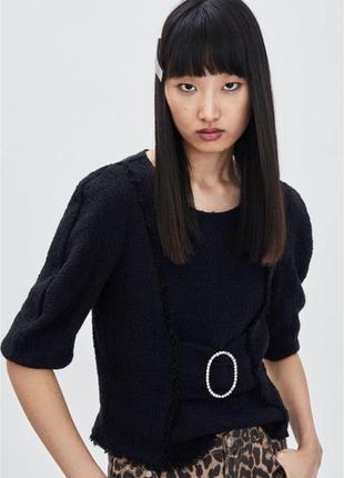 Zara черная твидовая блузка с брошью