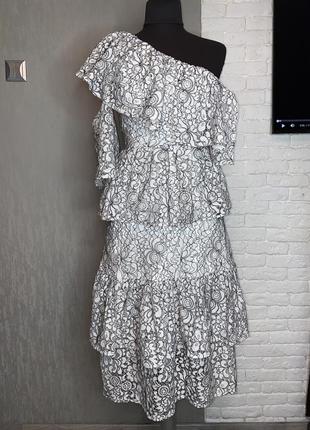 Асимметричное платье на один рукав платье гипюровое с воланами...