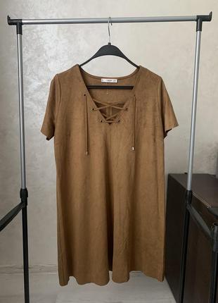 Замшевое коричневое платье с затяжкой на груди