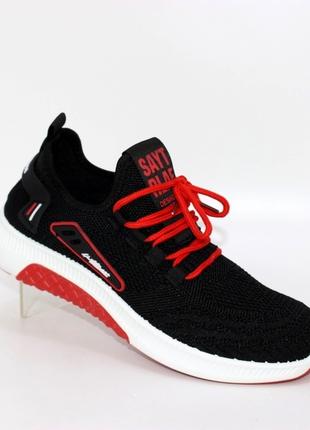Чорно-червоні трикотажні кросівки