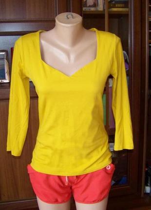 Трикотажная желтая с глубоким декольте блузка м