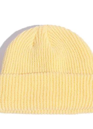 Короткая шапка вязаная мини бини бледно-желтый.