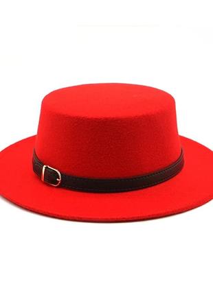 Стильная фетровая шляпа канотье с ремешком красный.