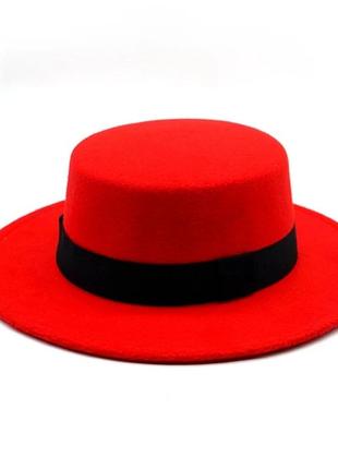 Стильная фетровая шляпа канотье с лентой красный.