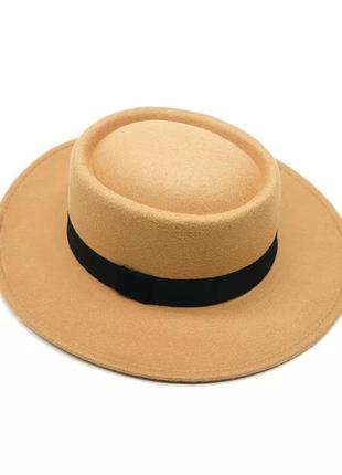 Фетровая шляпа с лентой бежевого цвета.
