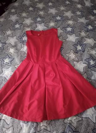 Сукня, плаття червого кольору
