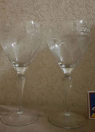 Продам два немецких стеклянных бокала для вина с гравировкой.