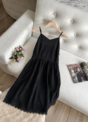 Маленькое черное кружевное платье