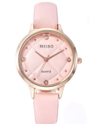 Женские часы в нежно-розовом цвете.