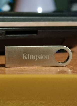 Неробоча флешка 32гб Kingston DTS9