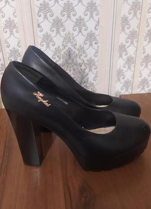 Женские туфли черни на устойчивом каблуке