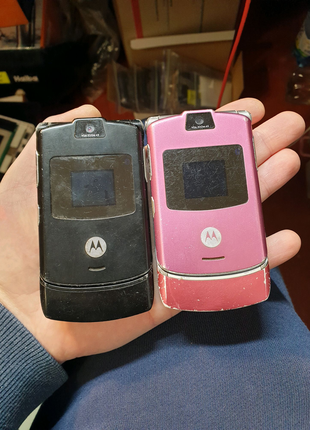 Motorola RAZR V3 два в одні руки одним лотом на запчастини