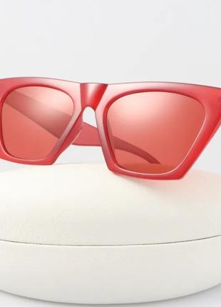 Винтажные солнцезащитные очки, в красном цвете.