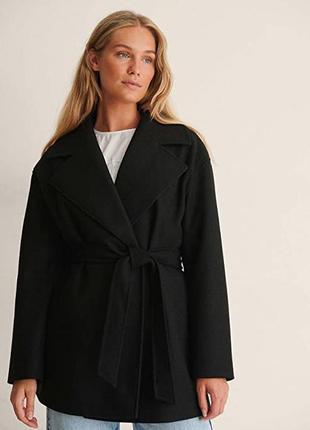Черное пальто под пояс na-kd