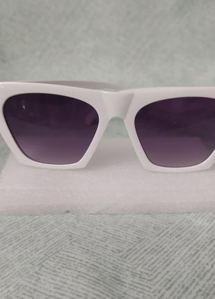 Винтажные солнцезащитные очки, в белой оправе.